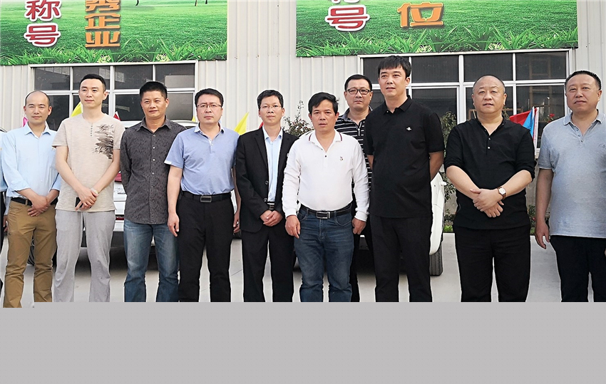 2018年4月，吉林省遼源市龍山區(qū)副區(qū)長鐘亞輝（右三）一行蒞臨我司參觀考察